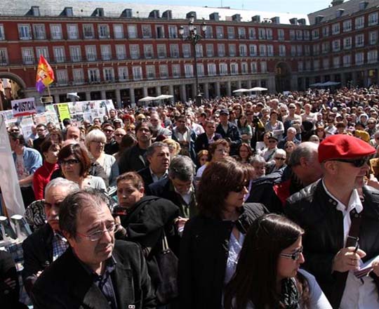 In migliaia in Plaza Mayor contro i crimini della dittatura