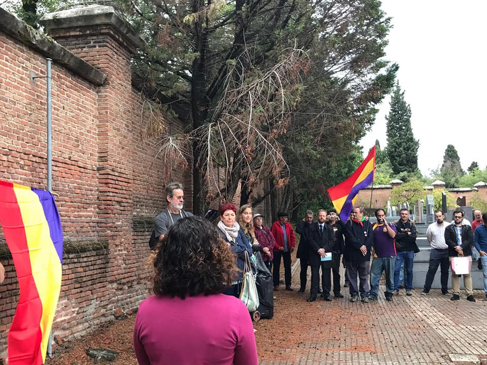 OMAGGIO ALLA TOMBA DI FERNANDO DE ROSA A MADRID.