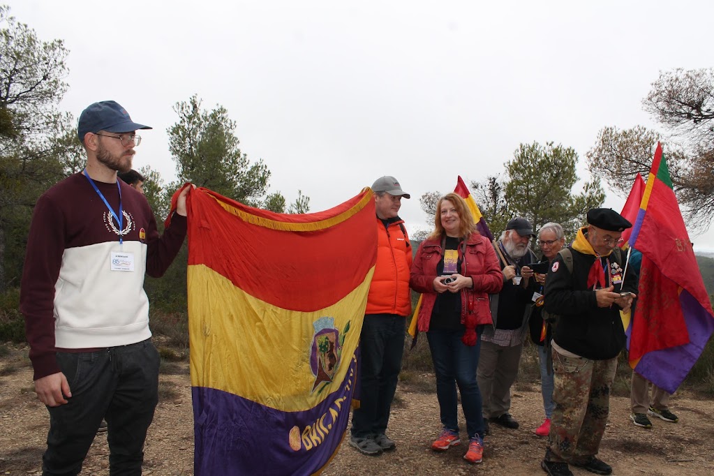11 novembre 2023, bosco de La Fatarella: affissione di targhe in ricordo dei combattenti antifranchisti alla guerra di Spagna.