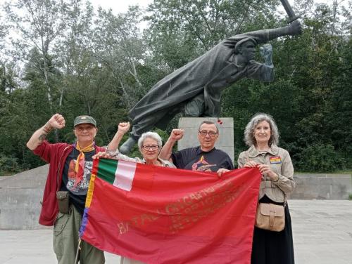 Manifestazione davanti al monumento ai volontari antifranchisti tedeschi. Da sinistra Luigi Riva, Victoria Pacha, Fritz Mergen, Patricia Ure