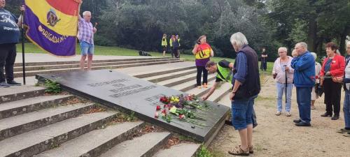 Momento della manifestazione davanti al monumento ai volontari antifranchisti tedeschi