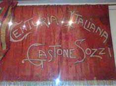 La bandiera della Centuria Gastone Sozzi, primo nucleo della futura Brigata Garibaldi