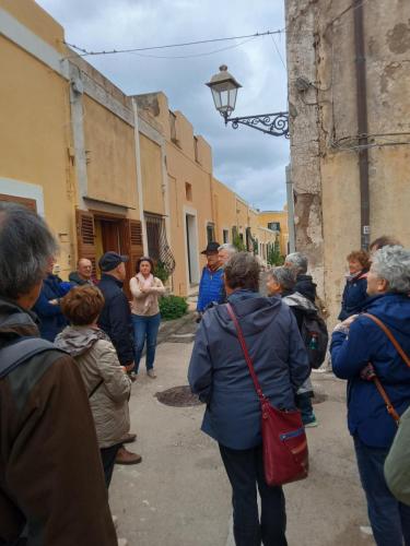 Gruppo-dellAicvas-mentre-ascolta-la-lezione-itinerante-di-Anthony-Santilli-con-cappello-blu-in-centro