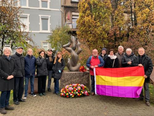 La-Desbanda-membri-dellABI-L-rappresentanti-ANPI-Lussemburgo-davanti-al-monumento-No-pasaran (1)