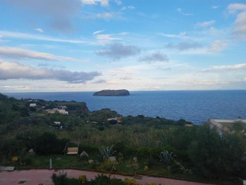 Lisola-di-Santo-Stefano-vista-da-Ventotene