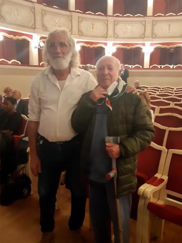 Tofoni Marco-Puppini-con-il-partigiano-97enne-Mario-De-Benedittis