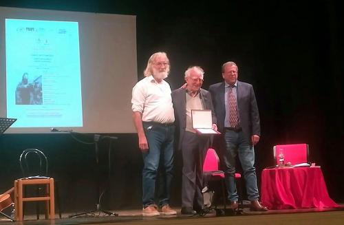 Tofoni Marco-Puppini-consegna-la-targa-ricordo-AICVAS-a-Brenno-Tofoni-1