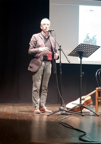 Tofoni saluto-di-Mario-Carassai-Direttore-Istituto-Gramsci-Marche